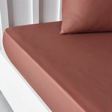 Terrakotta rotes Spannbetttuch 160x200 cm mit Kissenbezug. Essential Spannbettlaken für Schlafzimmer.