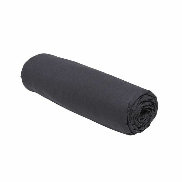 Gerolltes anthrazitfarbenes Spannbetttuch 180x200 cm. Essential Schwarz Textur.