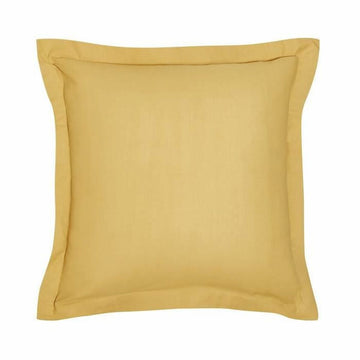 Gelber Kissenbezug Essential, 63x63 cm. Schlichtes Design mit flacher Farbe und sichtbarer Naht.