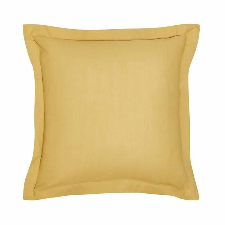 Gelber Kissenbezug Essential, 63x63 cm. Schlichtes Design mit flacher Farbe und sichtbarer Naht.