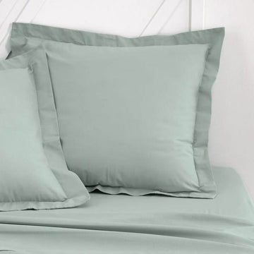 Hellgrüner Kissenbezug 63x63 cm mit schlichtem, elegantem Design und Bordüre.