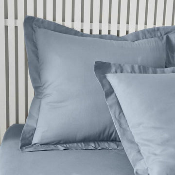 Blauer Essential Denim Kissenbezug 63x63 cm. Schlichtes Design mit Bordüre.