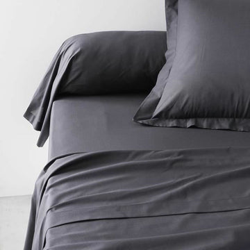 Anthrazit Kissenbezug Essential: Glatte, graue Textur und elegante Details.