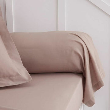 Rosa Kissenbezug TODAY (45x185 cm). Schlichtes Design für Ihr Schlafzimmer.
