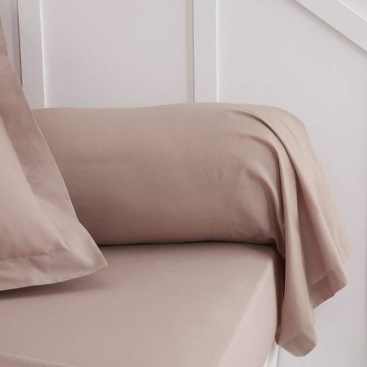 Rosa Kissenbezug TODAY (45x185 cm). Schlichtes Design für Ihr Schlafzimmer.