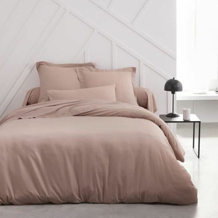 Rosa Kissenbezug TODAY auf Bett. Weiche Textur und minimalistisches Design.