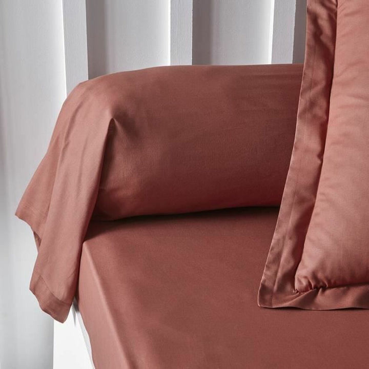Nahaufnahme von TODAY Essential Kissenbezug in Terrakotta, 45x185 cm.