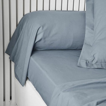 Denim Kissenbezug Essential: Schlichtes Design, sanftes Denim-Blau, hochwertige Verarbeitung.