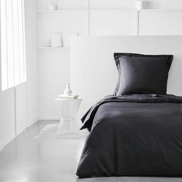Anthrazit Bettdeckenbezug Set im minimalistischen Schlafzimmer. Weiche Textur.