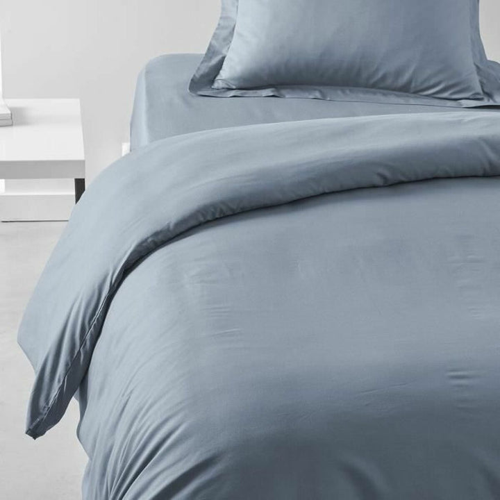 Blauer Denim Bettdeckenbezug Essential. Glatte, blaue Farbe und elegantes Design.