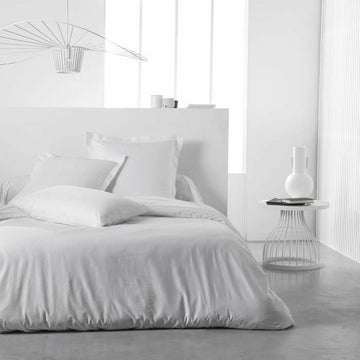 Weißer Bettdeckenbezug 240x260 cm auf einem Bett in einem hellen, minimalistischen Schlafzimmer.