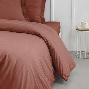 Nahaufnahme: Terrakottafarbener Bettdeckenbezug mit Kissenbezügen. TODAY Bettwäsche für Schlafzimmer.