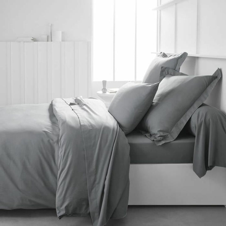 Graues TODAY Bettlaken 140x190 cm auf einem Bett. Glatte, passgenaue Form.