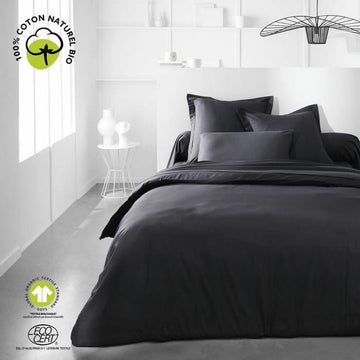 Schwarzes Spannbetttuch 180x200 cm aus Bio-Baumwolle auf einem Bett. TODAY Textil für Schlafzimmer.