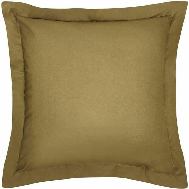 Senffarbener Kissenbezug 63x63 cm mit schlichter Paspelkante.