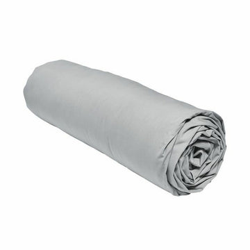 Hellgraues Spannbetttuch 140x200 cm aus Percale, zusammengerollt.