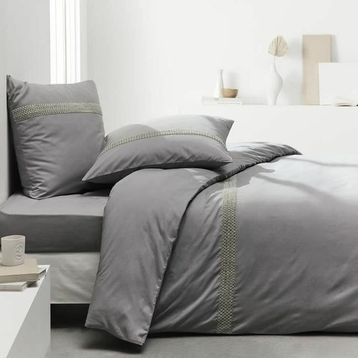 Helles graues Percale Spannbetttuch 140x200 cm mit dekorativer Bordüre.