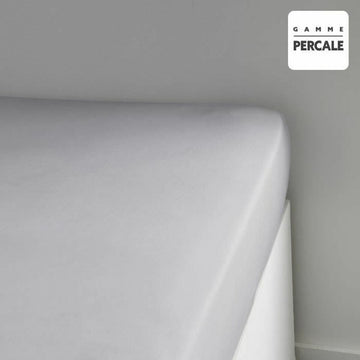Helles graues Spannbetttuch Percale 140 x 200 cm auf dem Bett.
