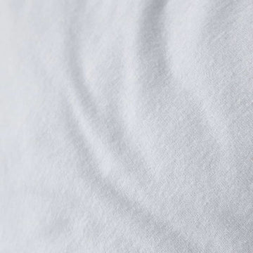 Detailaufnahme: Weißer 50 x 70 cm Kopfkissen Schutz mit feiner Textur.