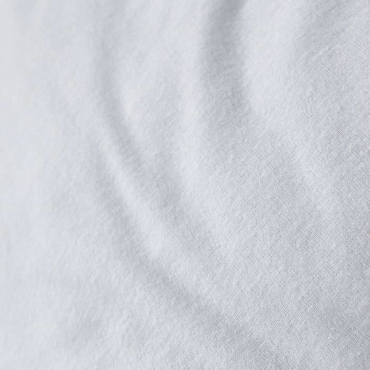 Detailaufnahme: Weißer 50 x 70 cm Kopfkissen Schutz mit feiner Textur.