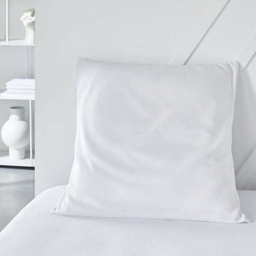 Weißer Kopfkissen Schutz auf einem Bett. Minimalistisch und glatt.