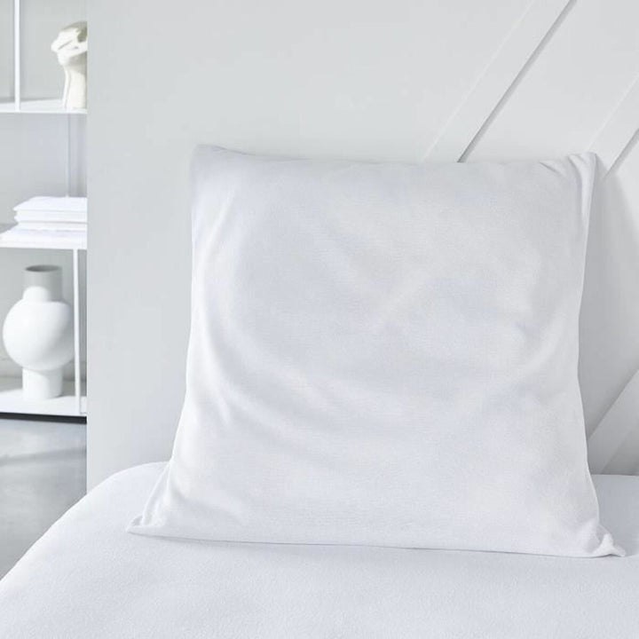 Weißer Kopfkissen Schutz auf einem Bett. Minimalistisch und glatt.