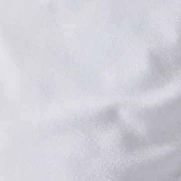 Nahaufnahme: Weißer Kopfkissen-Schutz TODAY mit Stofftextur.
