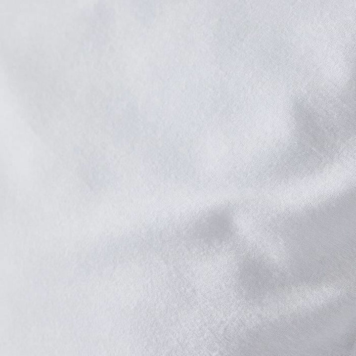 Nahaufnahme: Weißer Kopfkissen-Schutz TODAY mit Stofftextur.