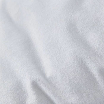 Nahaufnahme: Weißer, absorbierender Kopfkissen-Schutz für Essential Komfort.