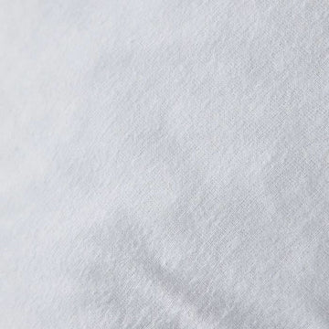 Nahaufnahme: Weißer Kopfkissen-Schutz mit feiner Textur.