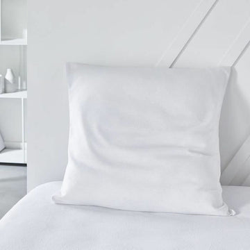 Weißer, absorbierender Kopfkissen-Schutz 60x60 cm für optimalen Schutz.