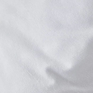 Weißer Kopfkissen-Schutz 60x60 cm. Absorbierendes Material für optimalen Schutz.