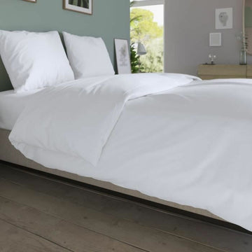 Weißer DODO Antibacterial Bettdeckenbezug (220 x 240 cm) auf einem Bett.