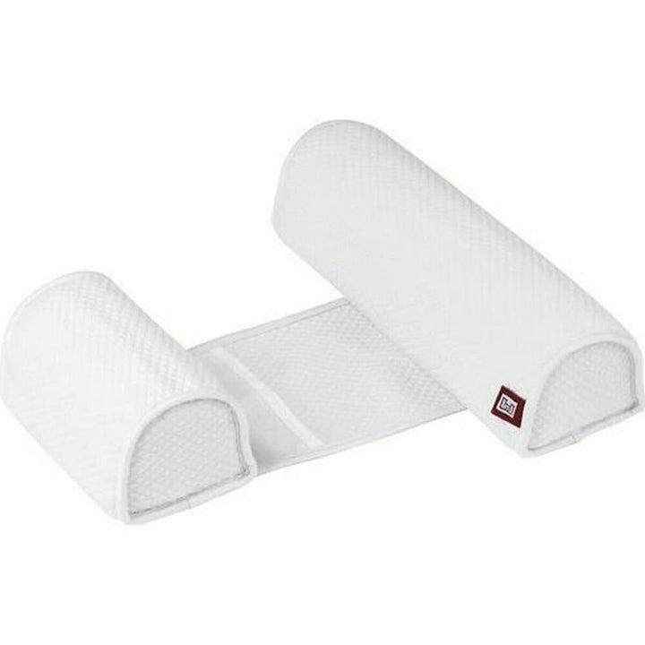 Weißes RED CASTLE Kissen für Babys. Zylindrische Form mit flachem Verbindungsstück und strukturierter Stoff.