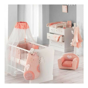 Rosa Domiva Lapinou Schlafsack mit Hasenmuster hängt am weißen Babybett mit Baldachin.