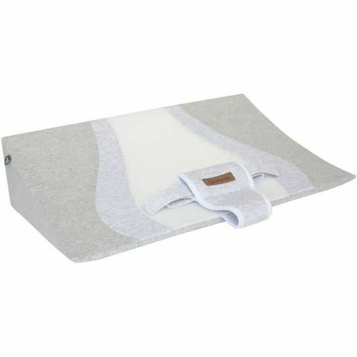 Graue Domiva 3D WAVE Wickelauflage 60x120 cm mit Sicherheitsgurt für Babys.