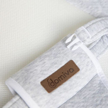 Domiva 3D WAVE Kissen, grauer Stoff mit Logo und Schnalle.