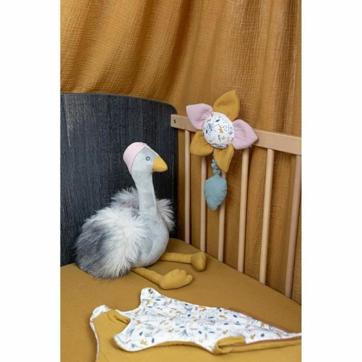Domiva Schlafsack AU FIL DE L'EAU mit Blumenmuster neben Stofftier Gans und Mobile im Kinderbett.