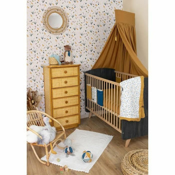 Domiva Schlafsack im Kinderzimmer. Holzbett mit Himmel und gelbem Schlafsack.