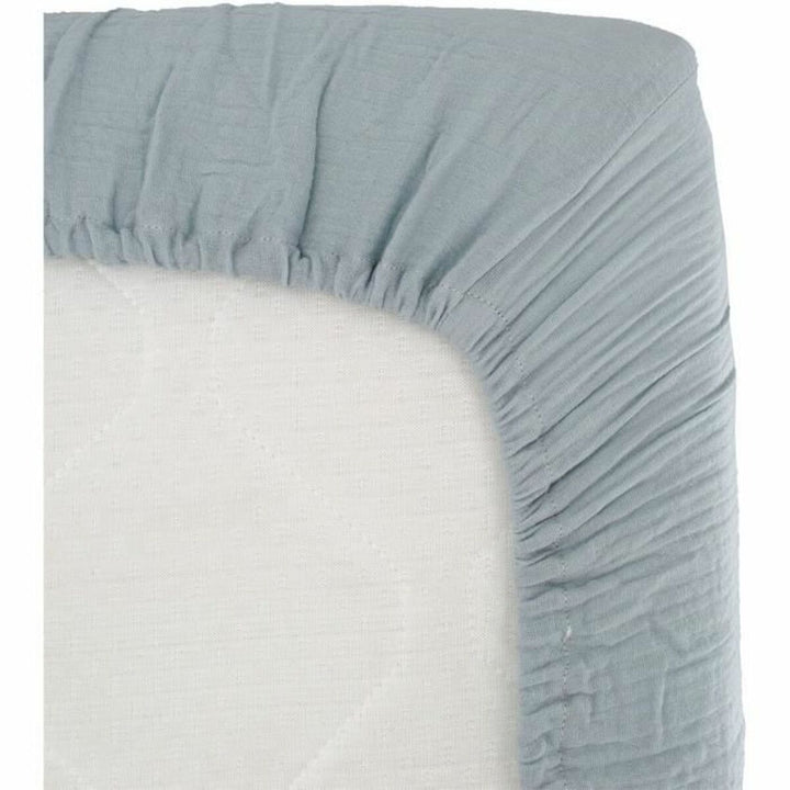 Nahaufnahme: blaues Domiva Bettlaken mit elastischer Kante und geknitterter Textur.