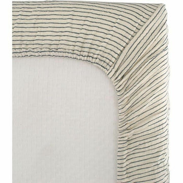 Gestreiftes Bettlaken von Domiva. Elastische Kanten halten das Laken sicher auf der Matratze.