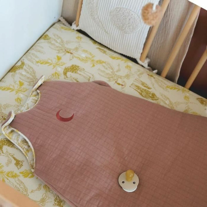 Rosa Domiva Schlafsack (6-24 Monate) mit Halbmond-Design im Kinderbett. Baby Schlafsack.