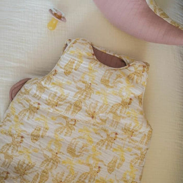 Domiva Schlafsack für 0-6 Monate mit goldenem Muster. Baby Schlafsack für Komfort.