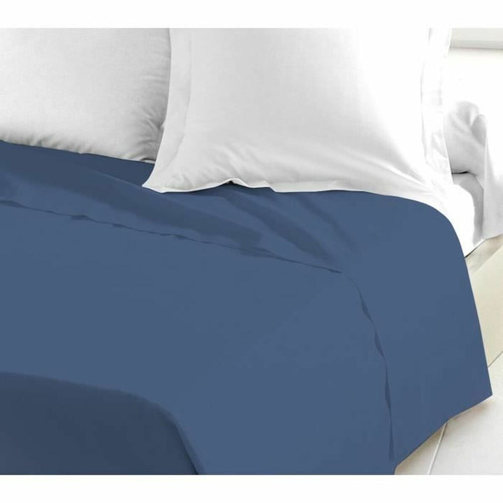 Blaues Oberlaken auf einem Bett mit weißen Kissen. Lovely Home Textil.