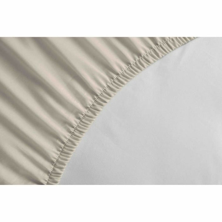 Beige Bettlaken 180x200 cm mit elastischen Kanten für einen sicheren Halt.
