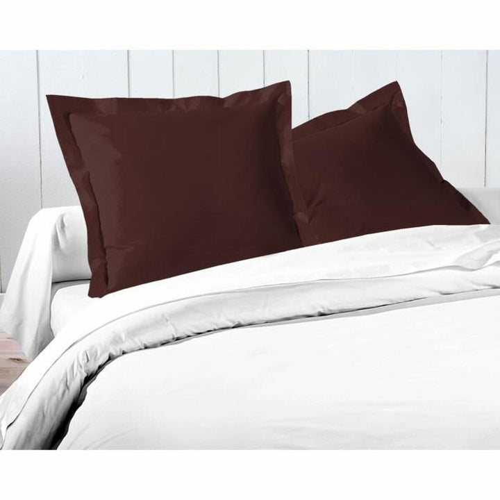 Braune Kissenbezüge (2 Stk) auf einem Bett mit weißer Bettwäsche. Elegantes Kissenbezug-Set.