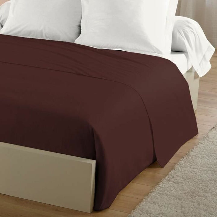 Nahaufnahme: Braunes Lovely Home Oberlaken (180 x 290 cm) auf einem Bett. Elegantes, glattes Textil.