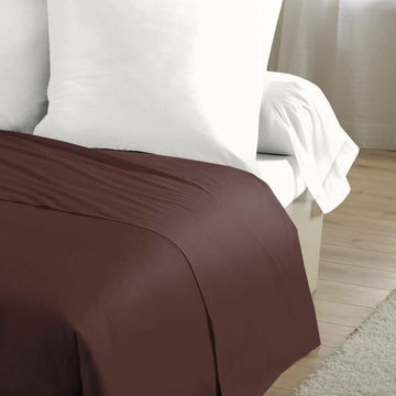 Braunes Oberlaken 180x290 cm auf einem Bett mit weißen Kissen. Lovely Home Textilien.