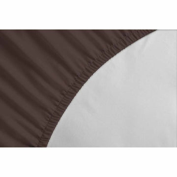 Nahaufnahme: Braunes Spannbetttuch 160x200 mit elastischem Rand für Matratze.