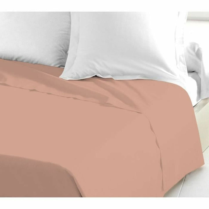 Rosa Oberlaken auf einem Bett. Glatte Textur und sanfte Farbe des Lovely Home Bettlakens.